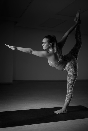standing bow pulling pose, arco en pie, standing series bikram yoga, hot yoga colombia, the best hot yoga studio