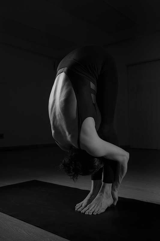 padahastasana, 360 stretching, estiramiento de la espalda, hot yoga colombia