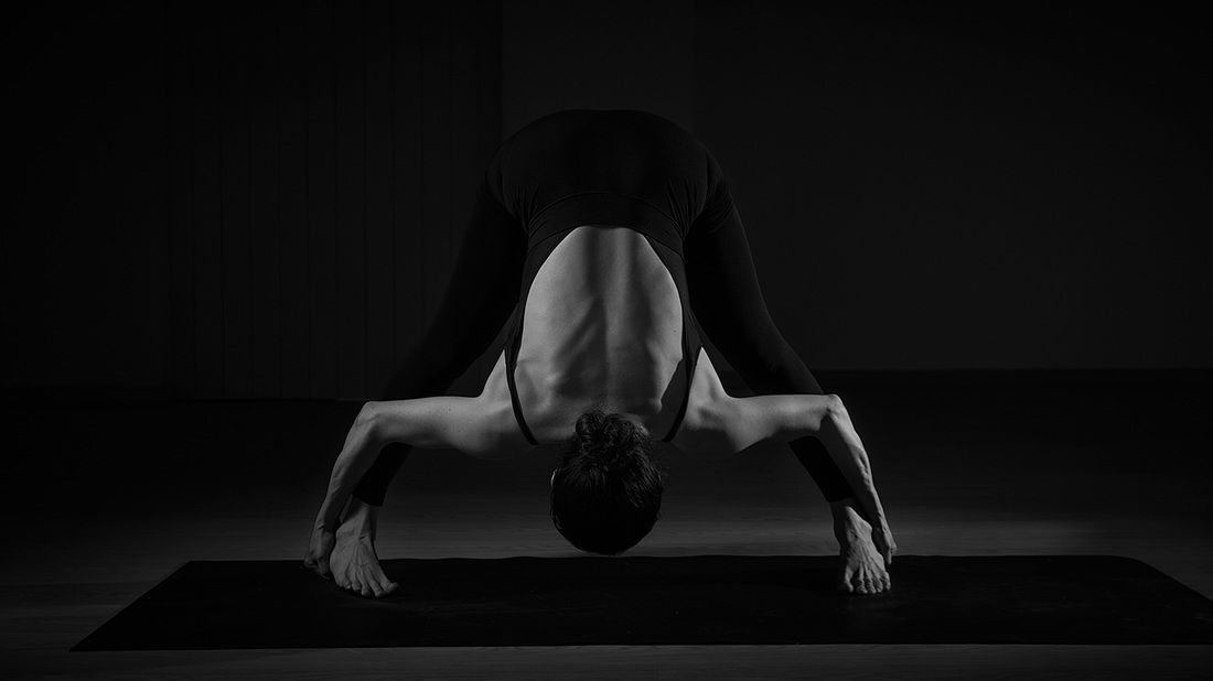 dandayamana bibhaktapada paschimotthanasana, estiramiento de la espalda, estiramiento de la columna vertebral, bikram yoga standing series, hot yoga colombia